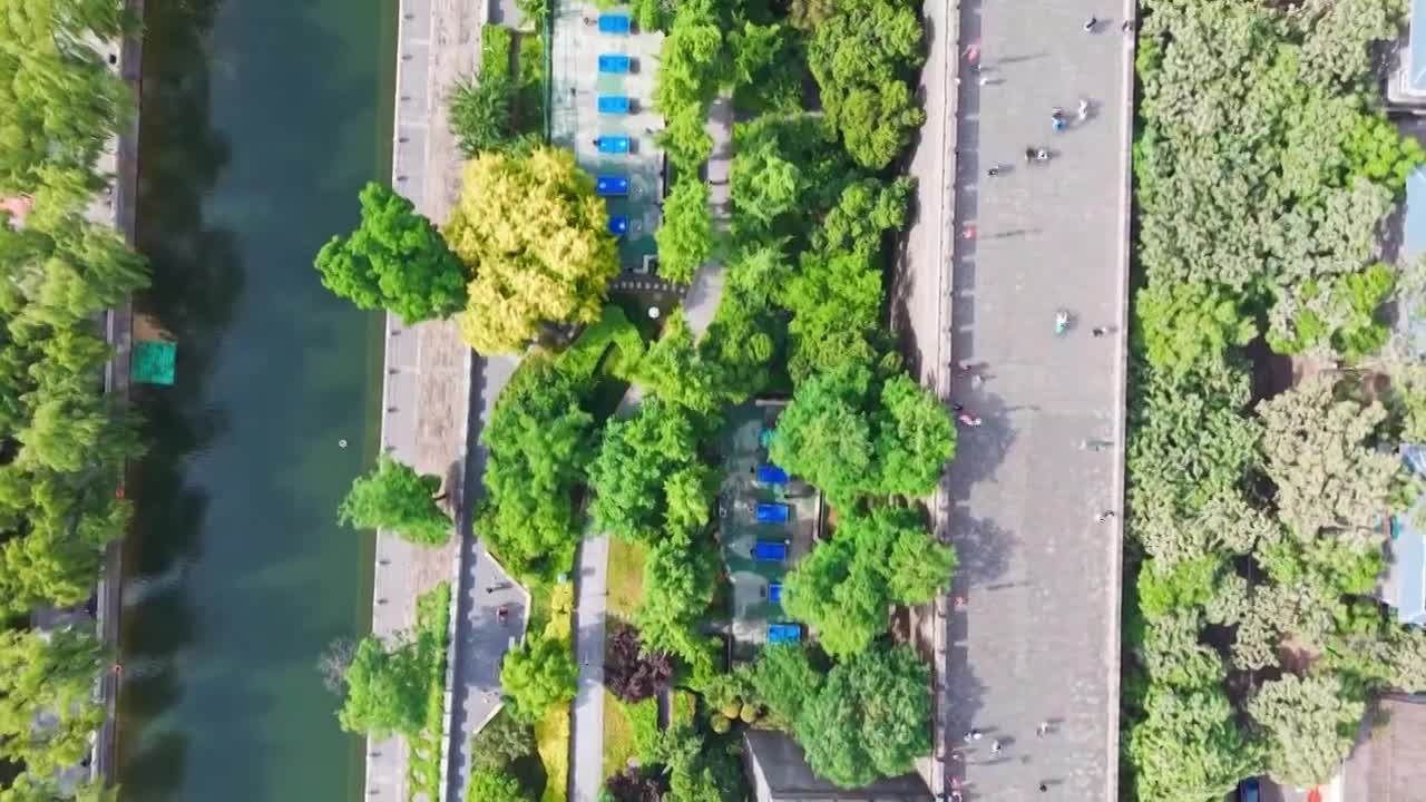 西安城墙西门安定门护城河五一航拍风景视频素材画面3