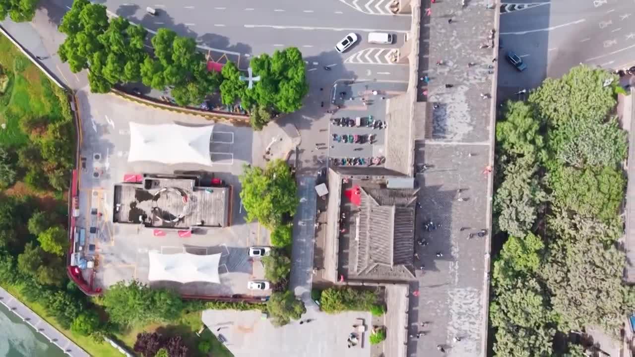 西安城墙西门安定门护城河五一航拍风景视频素材画面4