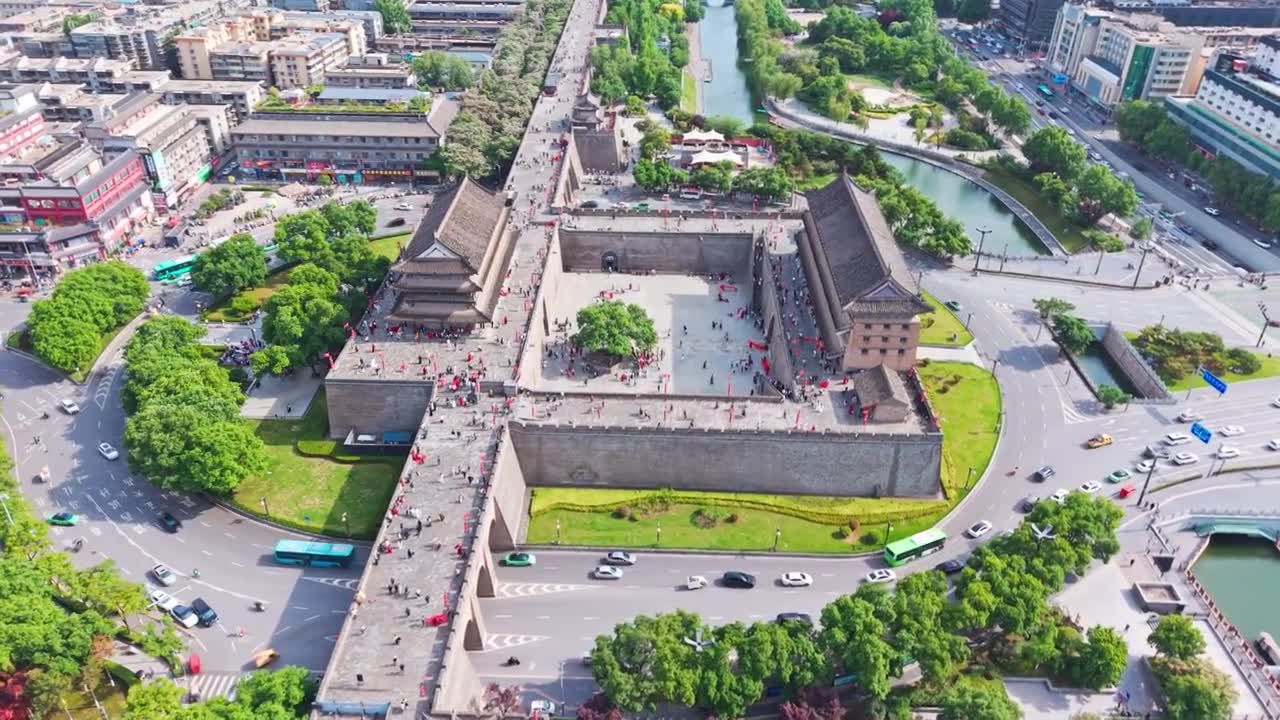 西安城墙西门安定门护城河五一航拍风景视频素材画面1