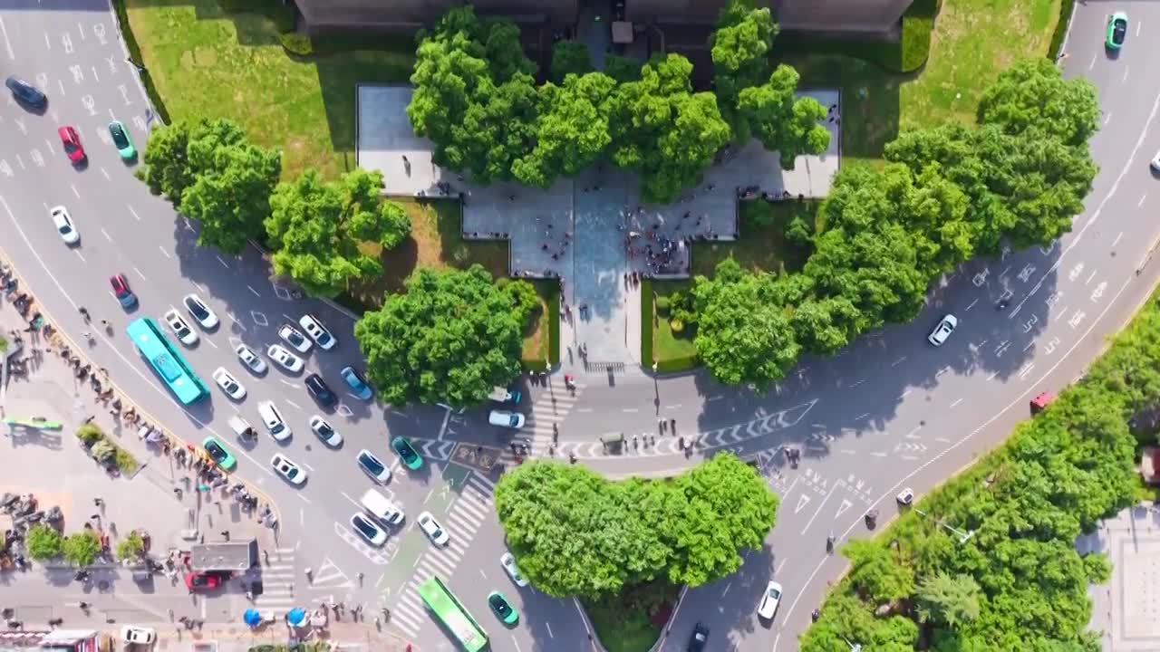 西安城墙西门安定门护城河五一航拍风景视频素材画面1