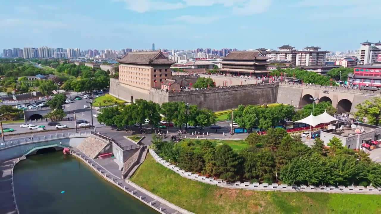 西安城墙西门安定门护城河五一航拍风景视频素材画面1