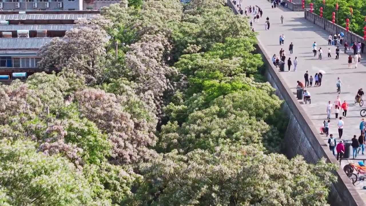 西安城墙西门安定门护城河五一航拍风景视频素材画面1