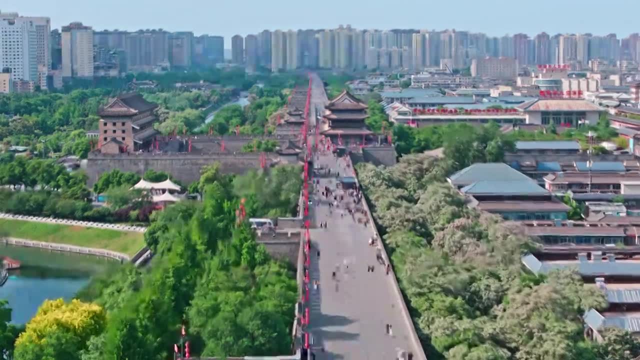 西安城墙西门安定门护城河五一航拍风景视频素材画面1