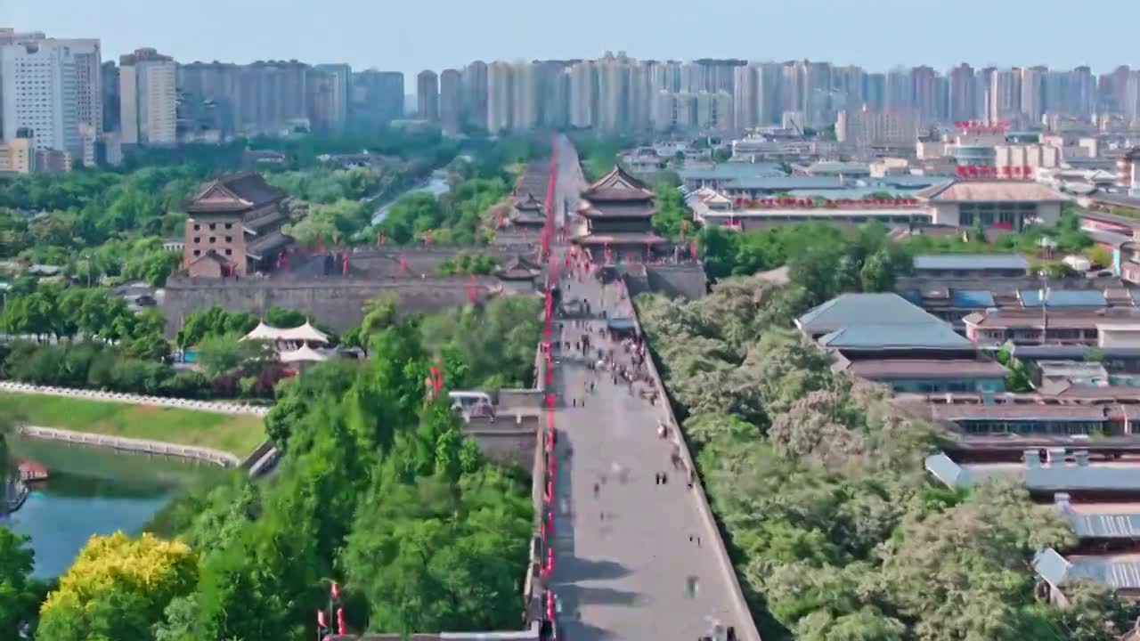 西安城墙西门安定门护城河五一航拍延时视频素材画面1