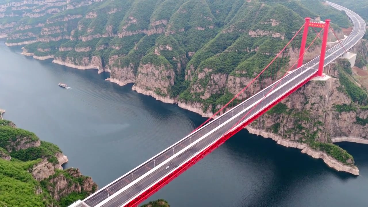 济新高速黄河三峡大桥视频素材画面3