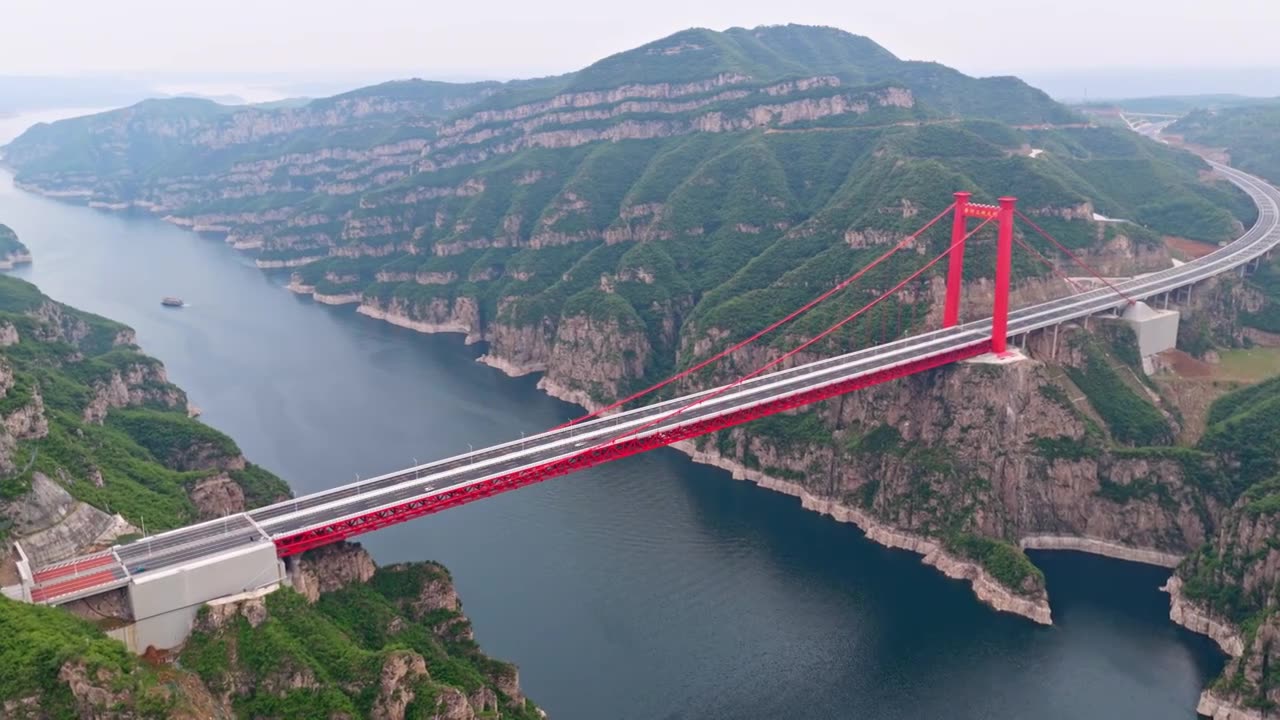 济新高速黄河三峡大桥视频素材画面1