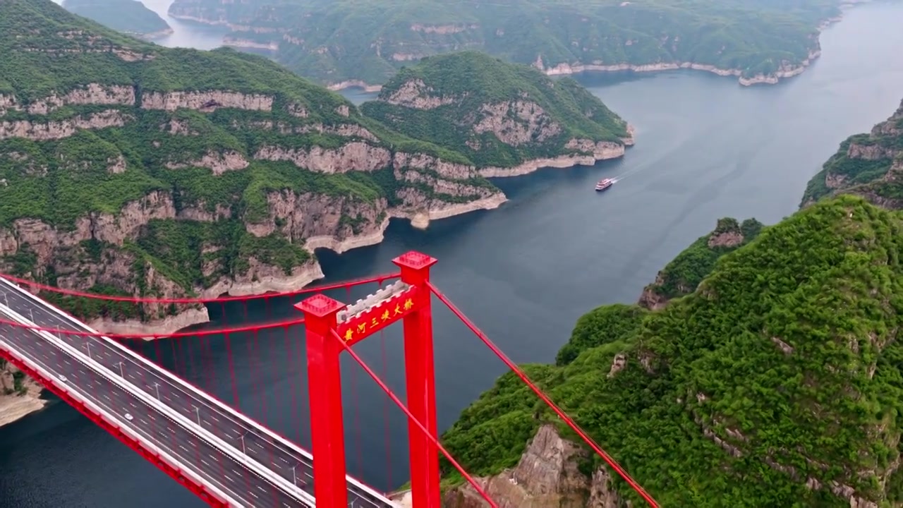 济新高速黄河三峡大桥视频素材画面3