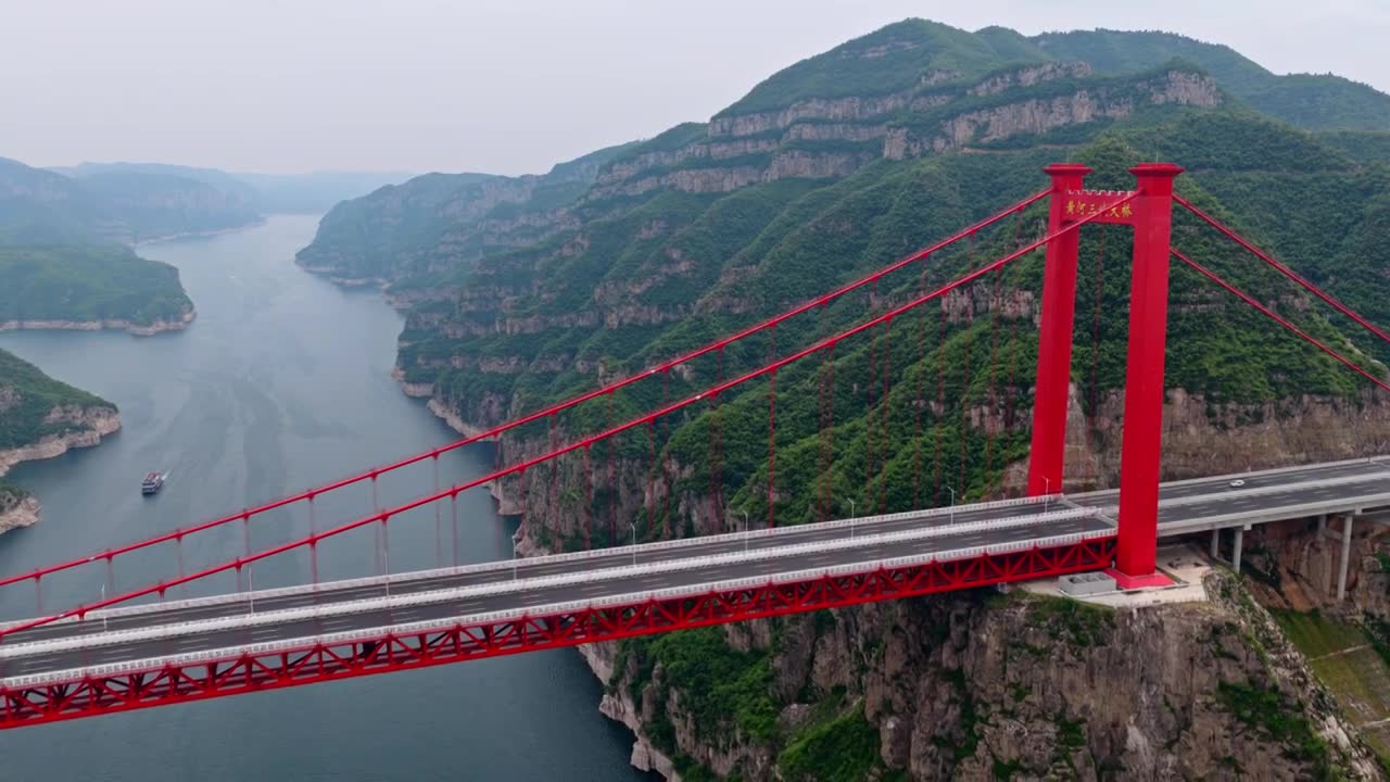 济新高速黄河三峡大桥视频素材画面1