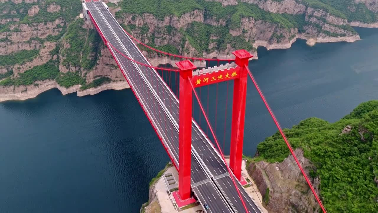 济新高速黄河三峡大桥视频素材画面1