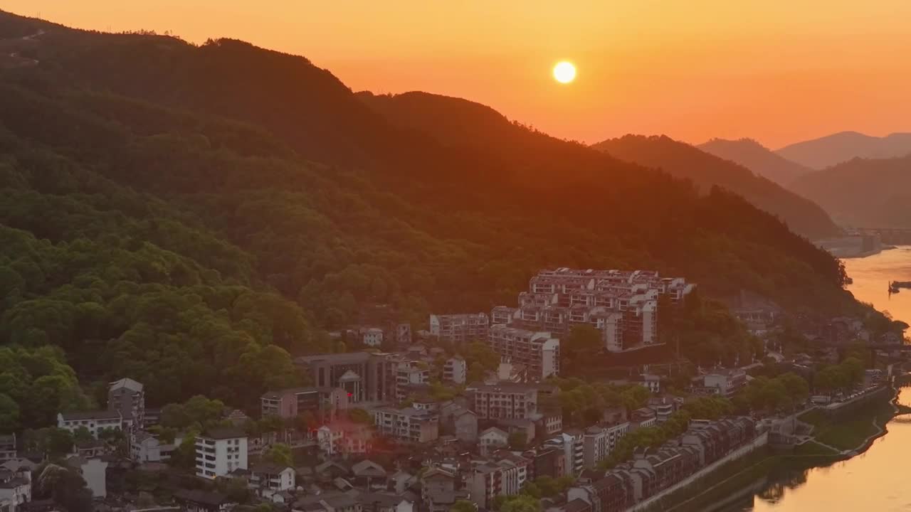 4K航拍怀化市洪江区洪江古商城晚霞视频素材画面1