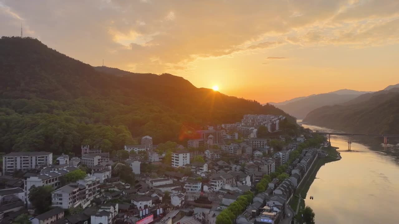 4K航拍怀化市洪江区洪江古商城晚霞视频素材画面1