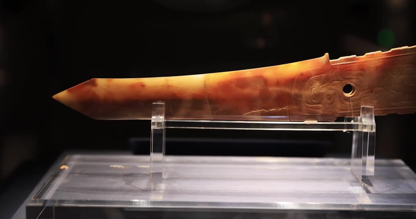 西周玉器人首神兽纹玉戈，山西博物院藏视频素材画面1
