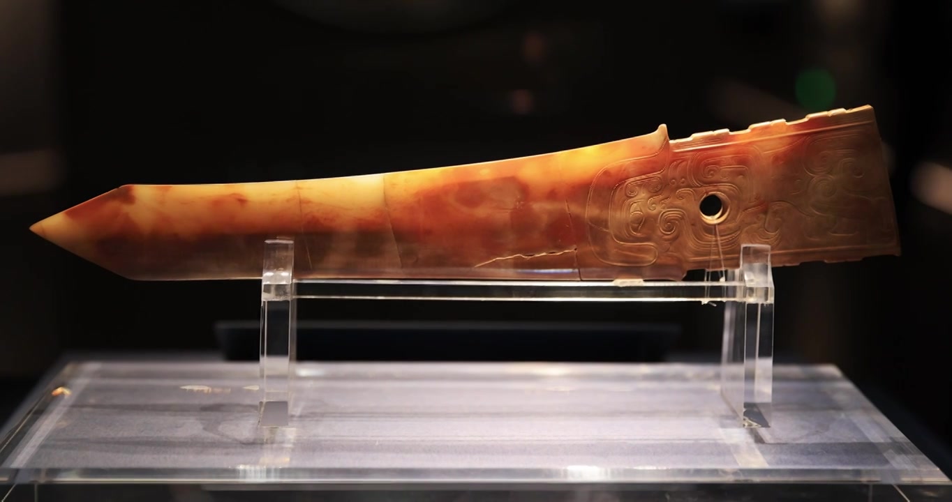 西周玉器人首神兽纹玉戈，山西博物院藏视频素材画面3