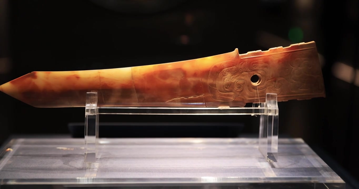 西周玉器人首神兽纹玉戈，山西博物院藏视频素材画面4