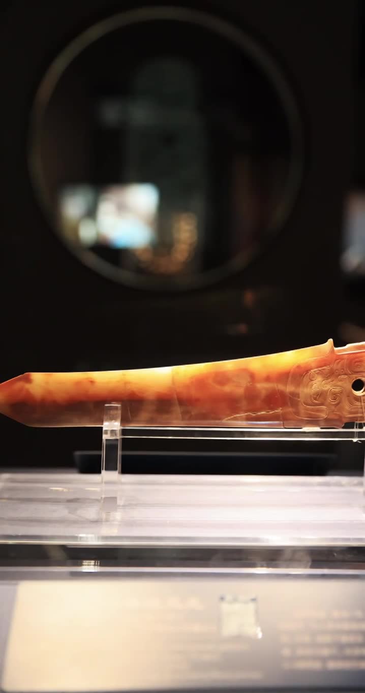 西周玉器人首神兽纹玉戈，山西博物院藏视频素材画面1