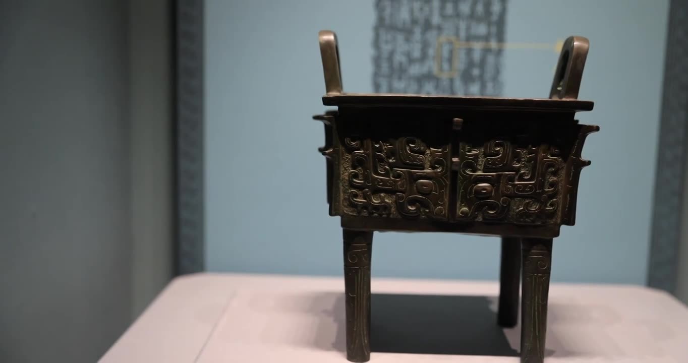 西周青铜礼器叔虞方鼎，山西博物院藏视频素材画面1