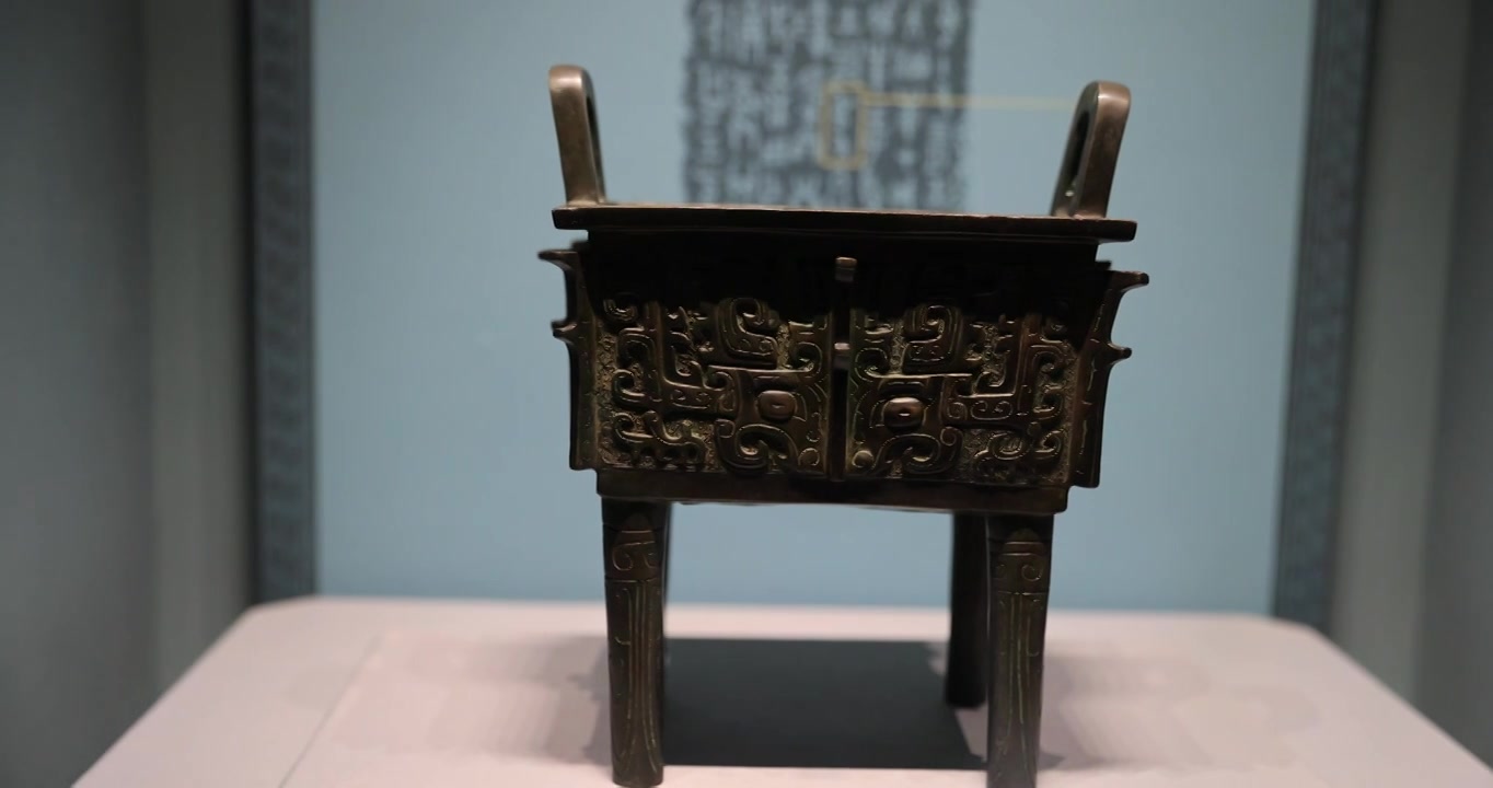 西周青铜礼器叔虞方鼎，山西博物院藏视频素材画面3