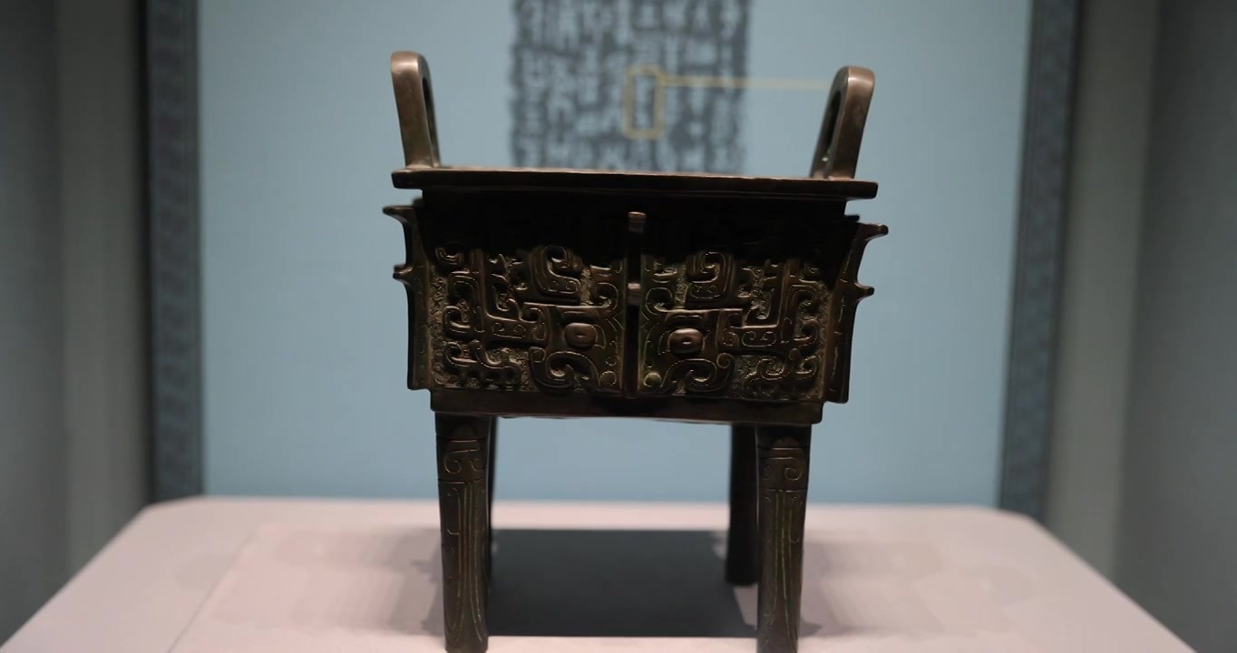 西周青铜礼器叔虞方鼎，山西博物院藏视频素材画面4