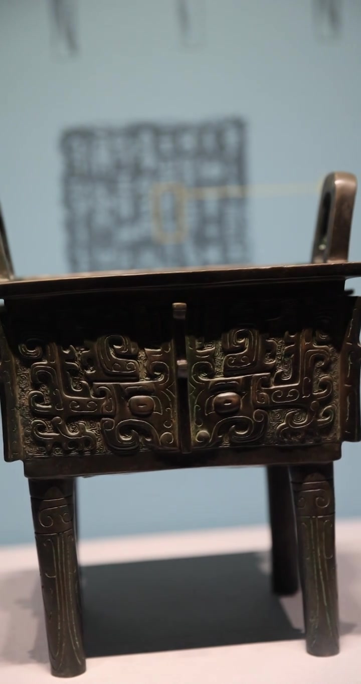 西周青铜礼器叔虞方鼎，山西博物院藏视频素材画面3