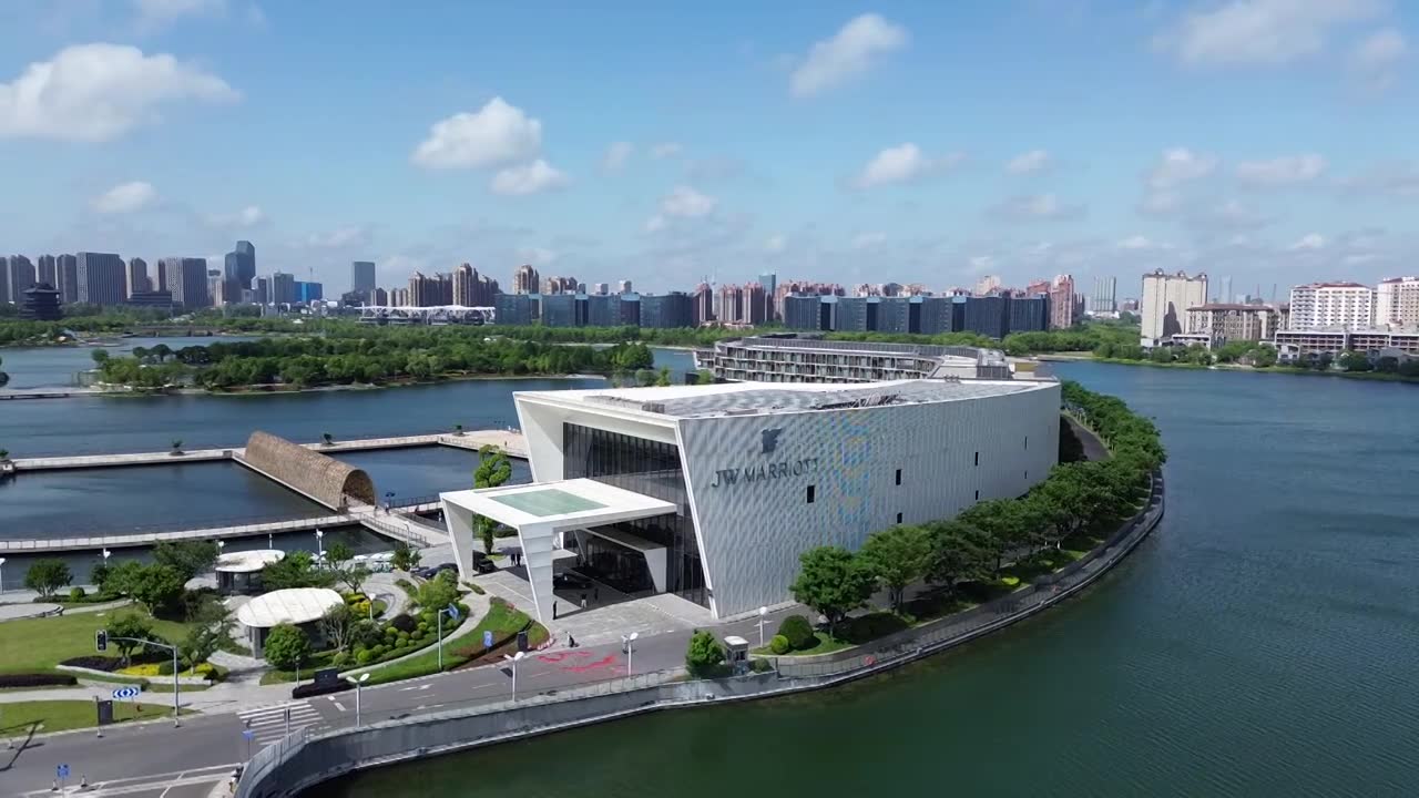 JW万豪酒店，上海之鱼景区，上海市奉贤区，无人机航拍影像视频素材画面1