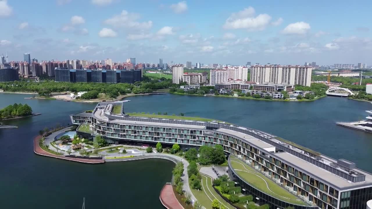 JW万豪酒店，上海之鱼景区，上海市奉贤区，无人机航拍影像视频素材画面1