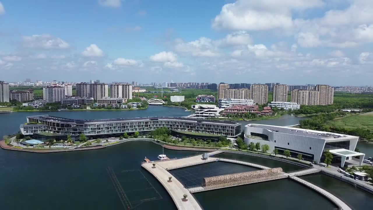 JW万豪酒店，上海之鱼景区，上海市奉贤区，无人机航拍影像视频素材画面1