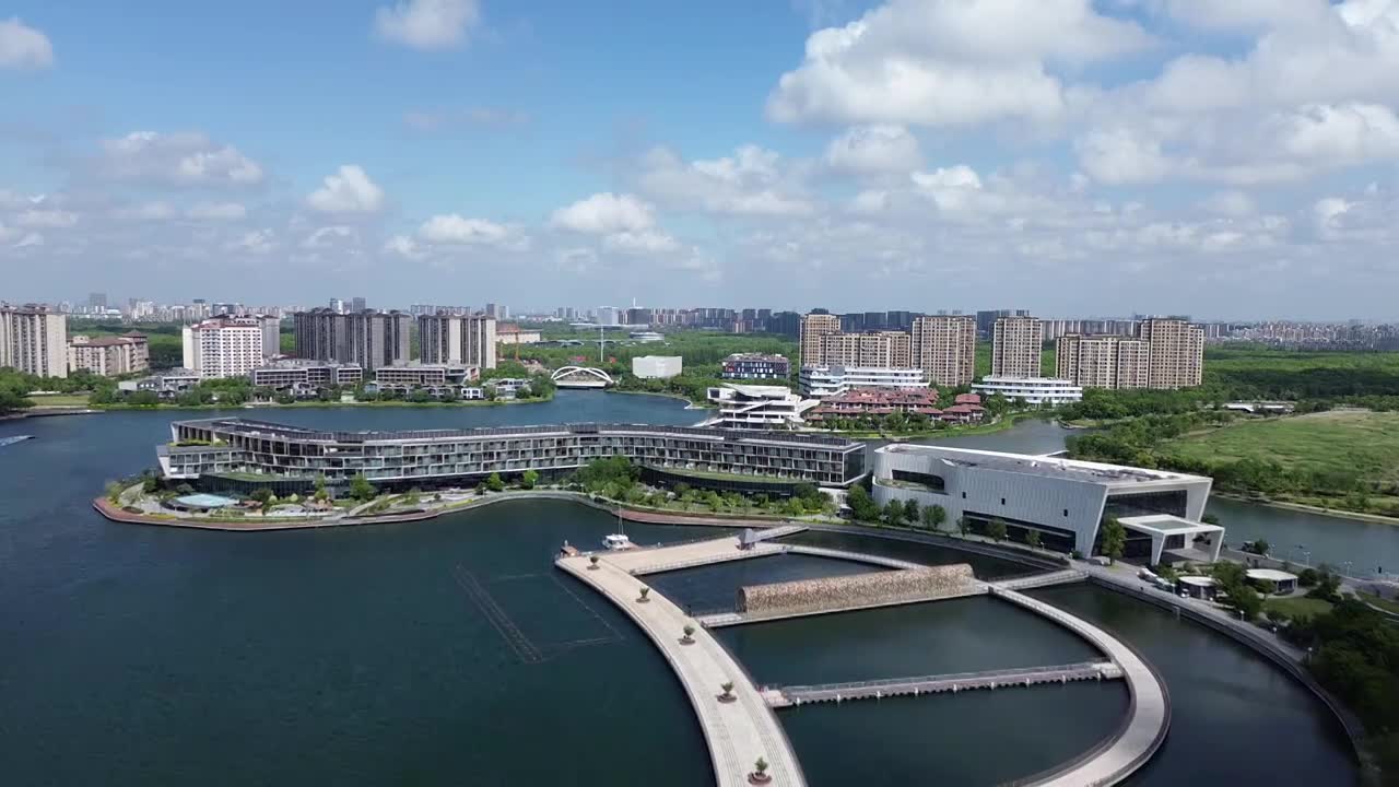 JW万豪酒店，上海之鱼景区，上海市奉贤区，无人机航拍影像视频素材画面1