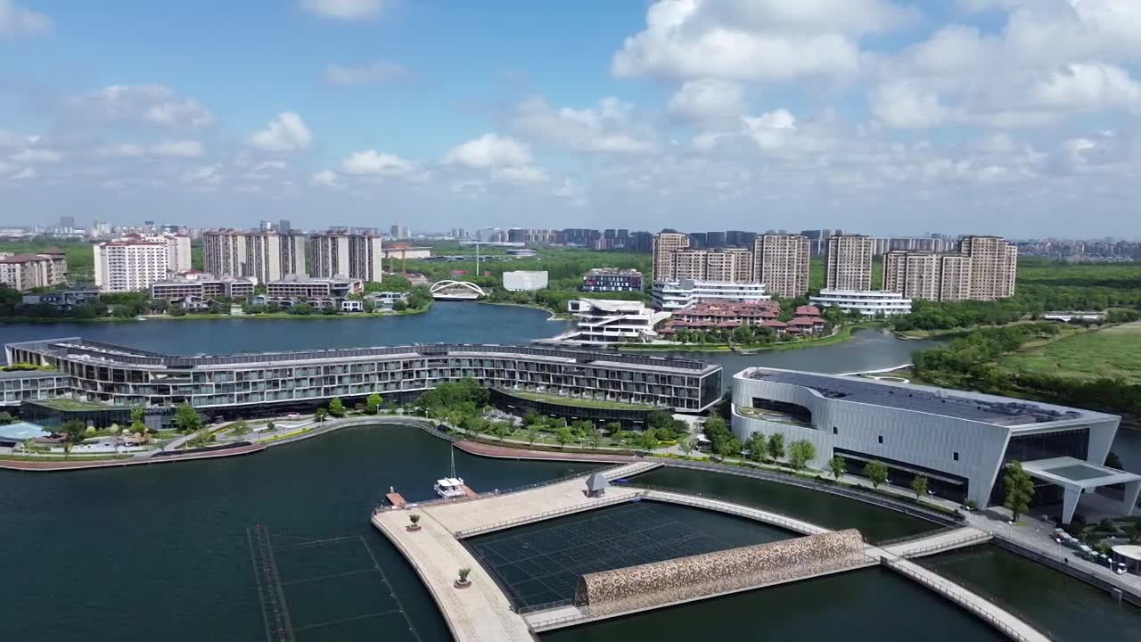 JW万豪酒店，上海之鱼景区，上海市奉贤区，无人机航拍影像视频素材画面1