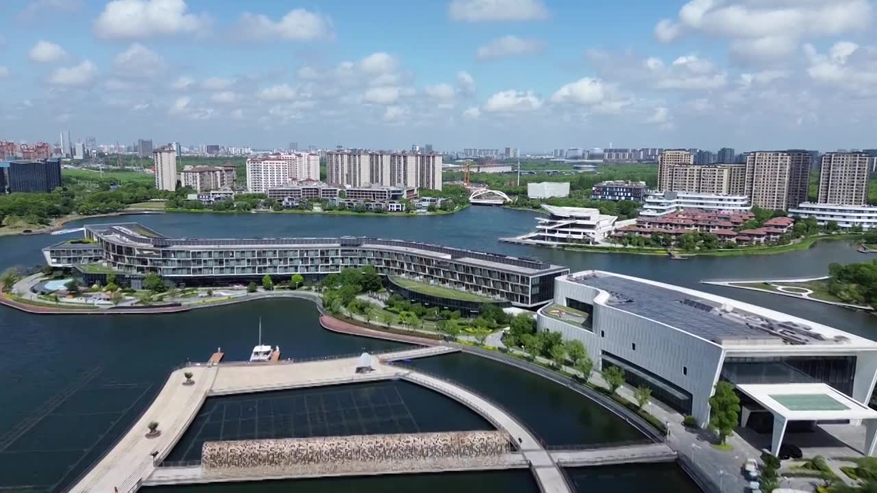 JW万豪酒店，上海之鱼景区，上海市奉贤区，无人机航拍影像视频素材画面1