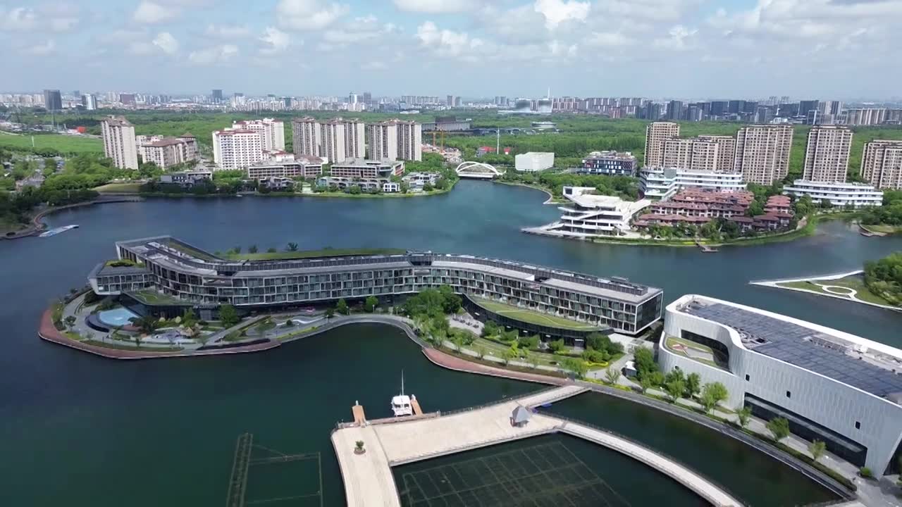 JW万豪酒店，上海之鱼景区，上海市奉贤区，无人机航拍影像视频素材画面1