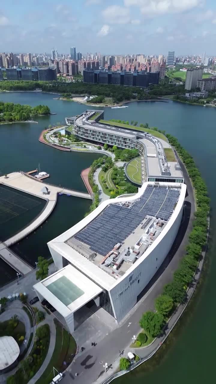 JW万豪酒店，上海之鱼景区，上海市奉贤区，无人机航拍影像视频素材画面1
