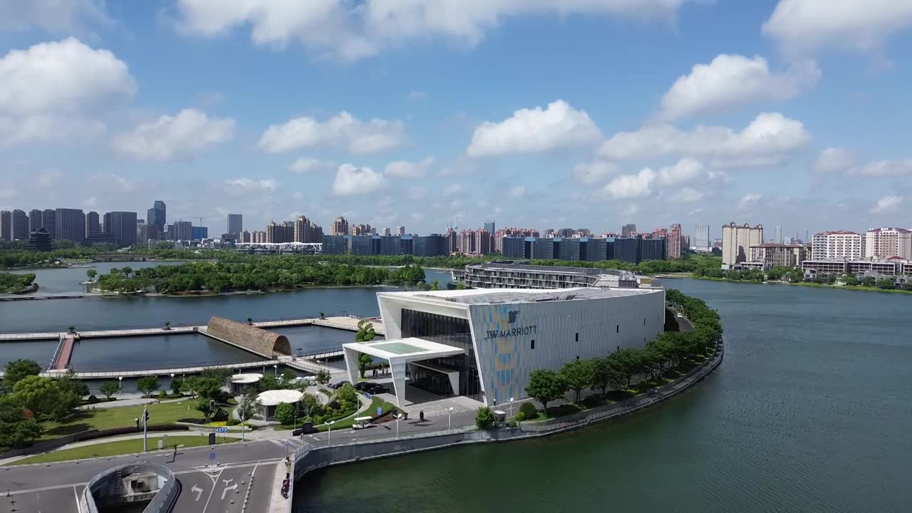 JW万豪酒店，上海之鱼景区，上海市奉贤区，无人机航拍影像视频素材画面1