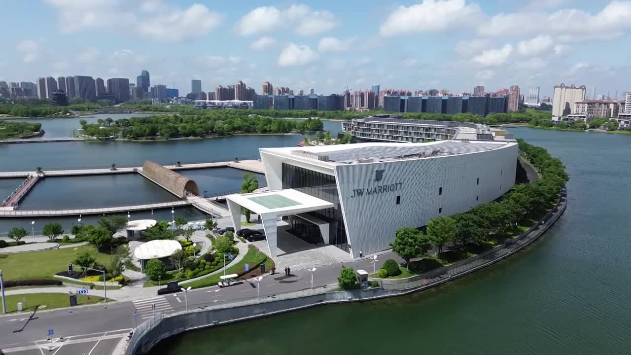 JW万豪酒店，上海之鱼景区，上海市奉贤区，无人机航拍影像视频素材画面1