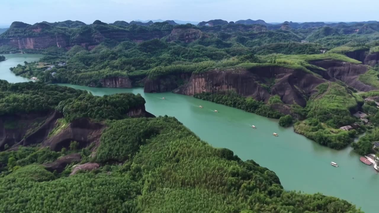 航拍飞天山视频素材画面1