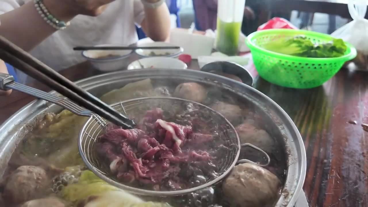 冬日冬至潮汕牛肉火锅聚餐场景视频素材画面1