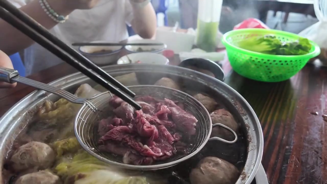 冬日冬至潮汕牛肉火锅聚餐场景视频素材画面3