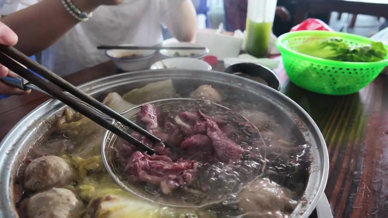 冬日冬至潮汕牛肉火锅聚餐场景视频素材画面4