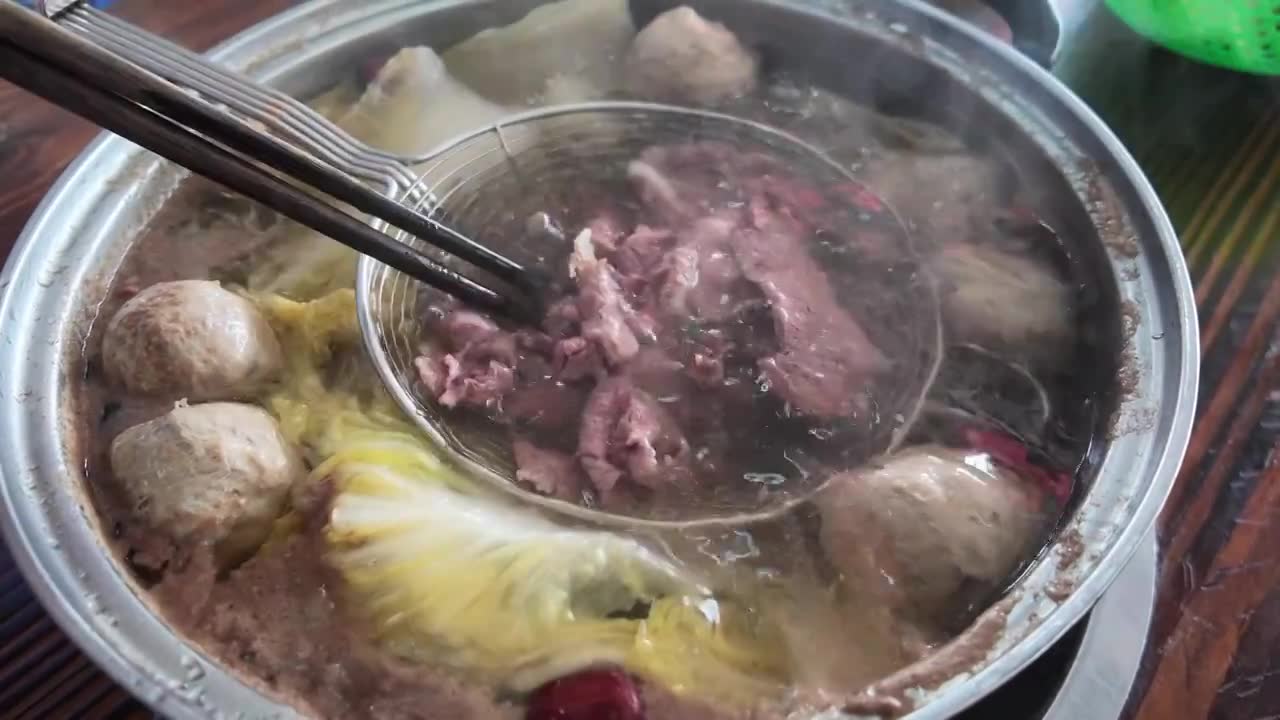 潮汕牛肉火锅现涮新鲜食材视频素材画面1