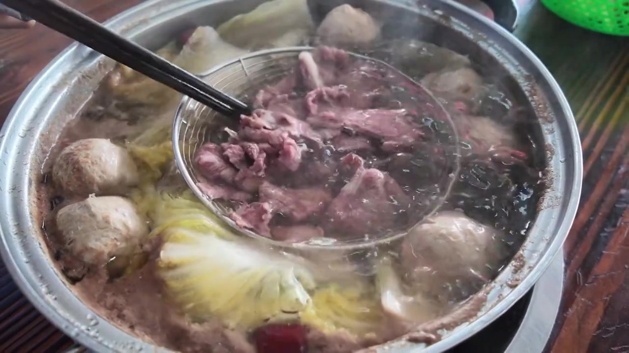 潮汕牛肉火锅现涮新鲜食材视频素材画面3