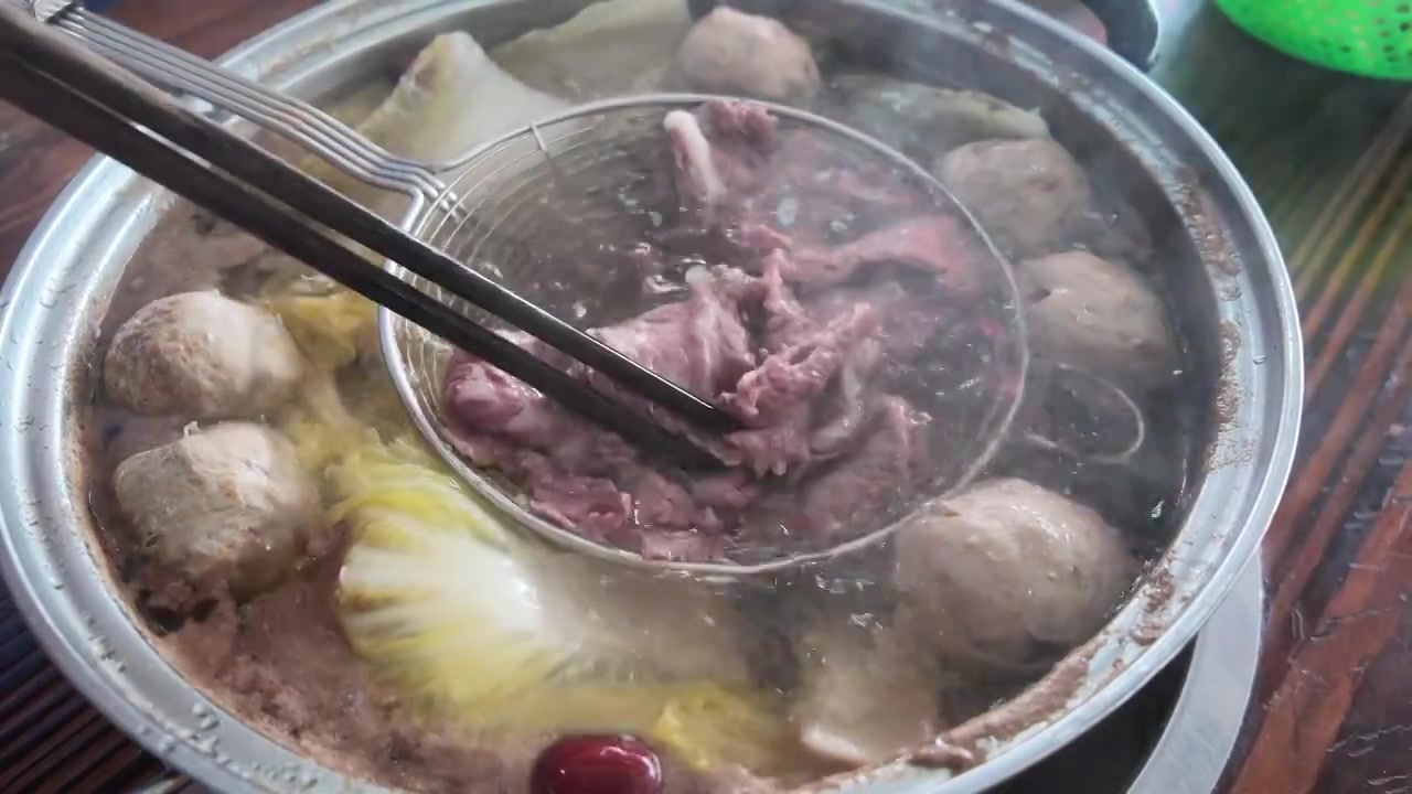 潮汕牛肉火锅现涮新鲜食材视频素材画面4