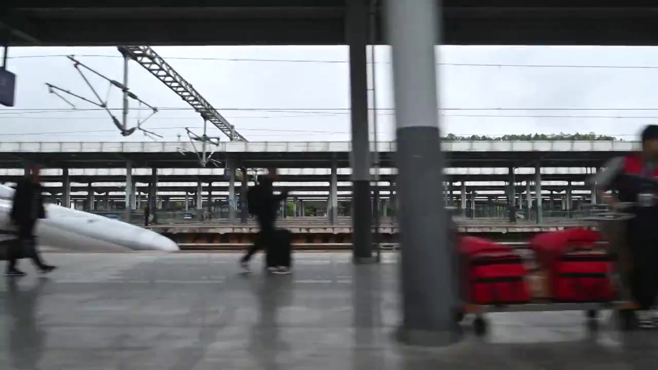 火车站高铁进站视频素材画面4