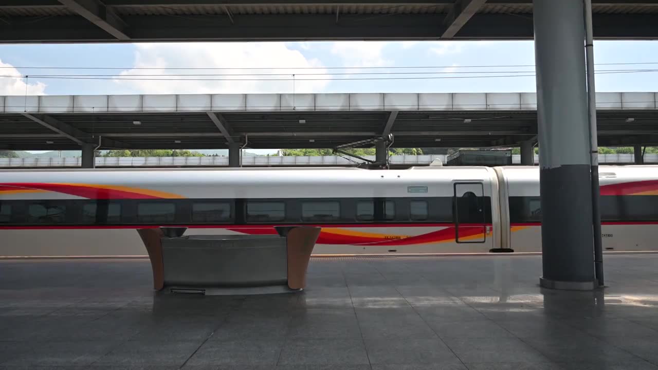 高铁动车驶离火车站视频素材画面1