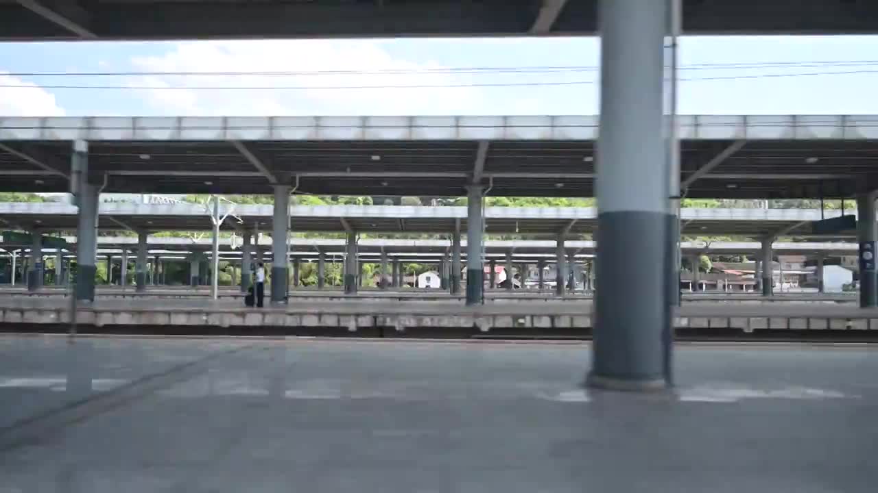 高铁动车驶离火车站视频素材画面1