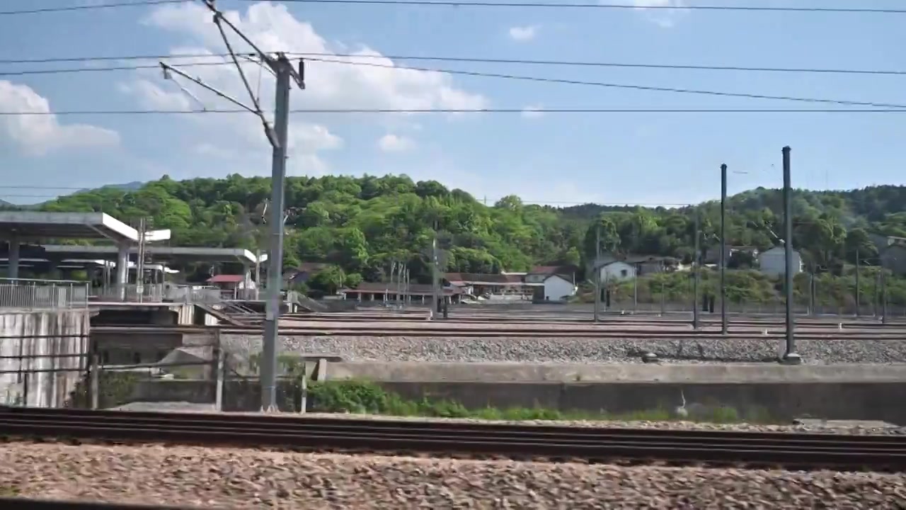 高铁动车驶离火车站视频素材画面4
