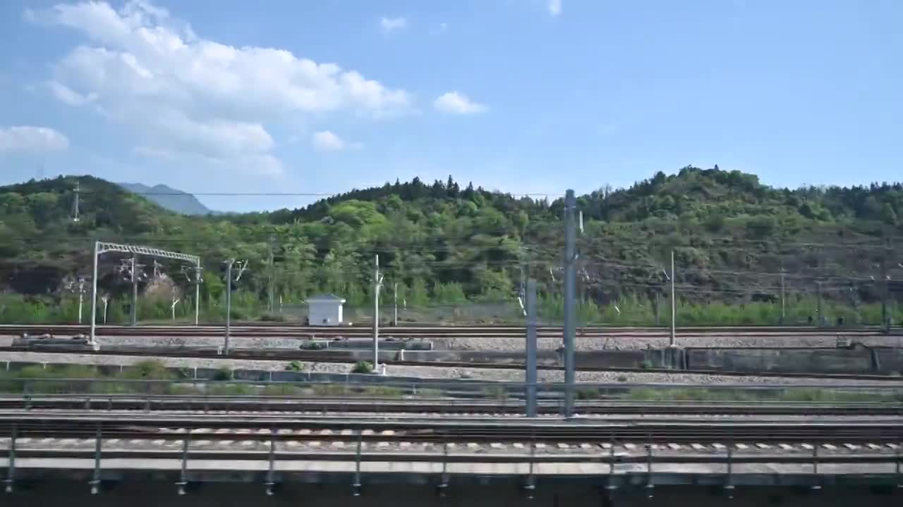 高铁动车旅途中的风光视频素材画面1