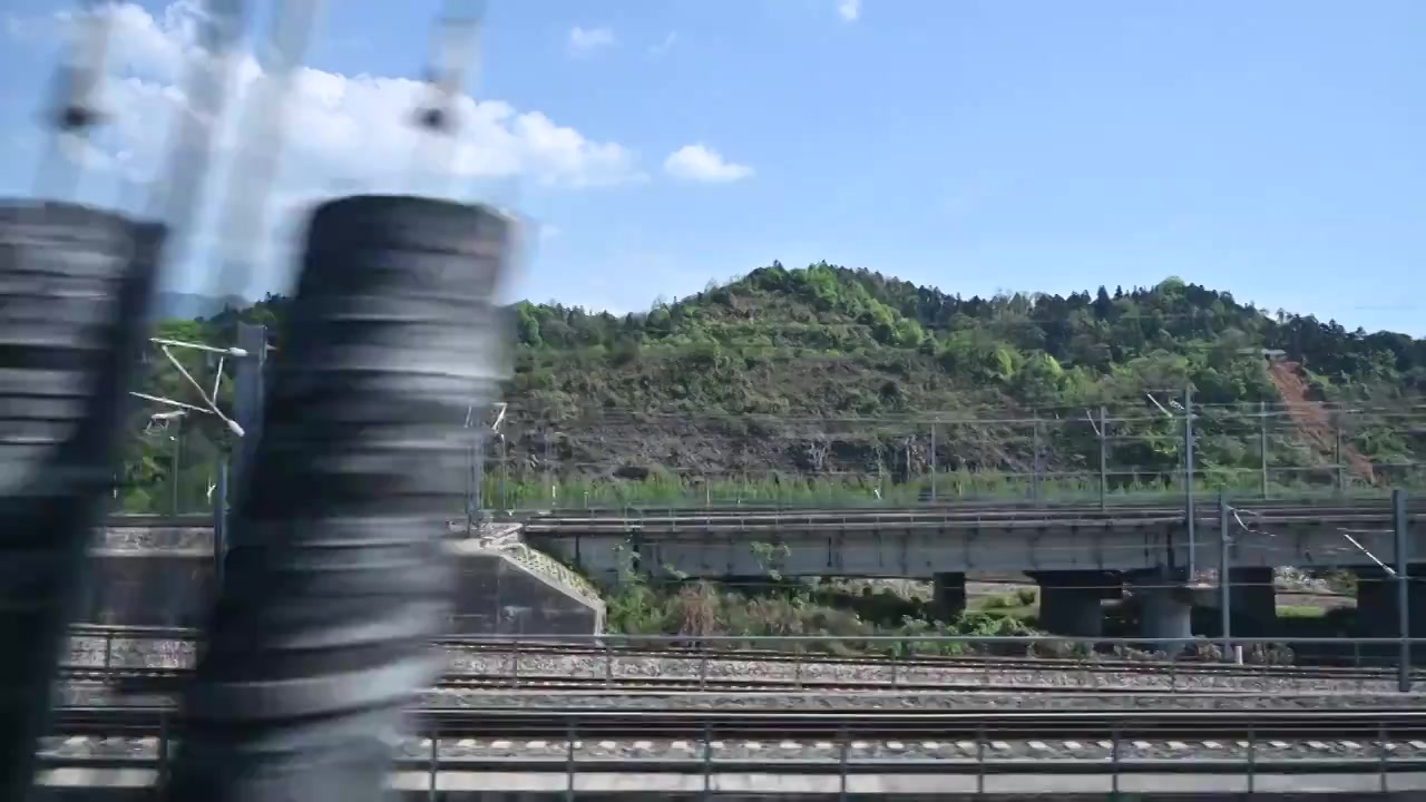 高铁动车旅途中的风光视频素材画面3