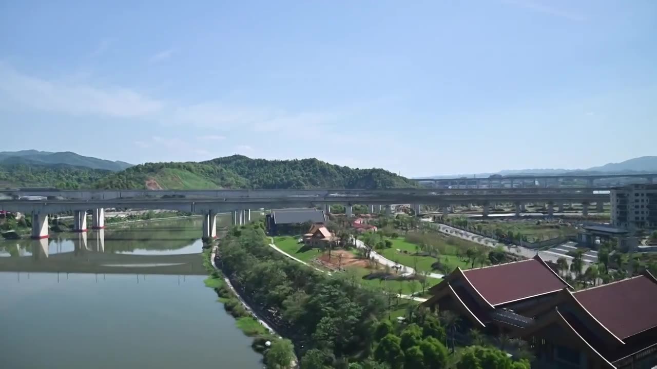 高铁动车旅途中的风光视频素材画面1