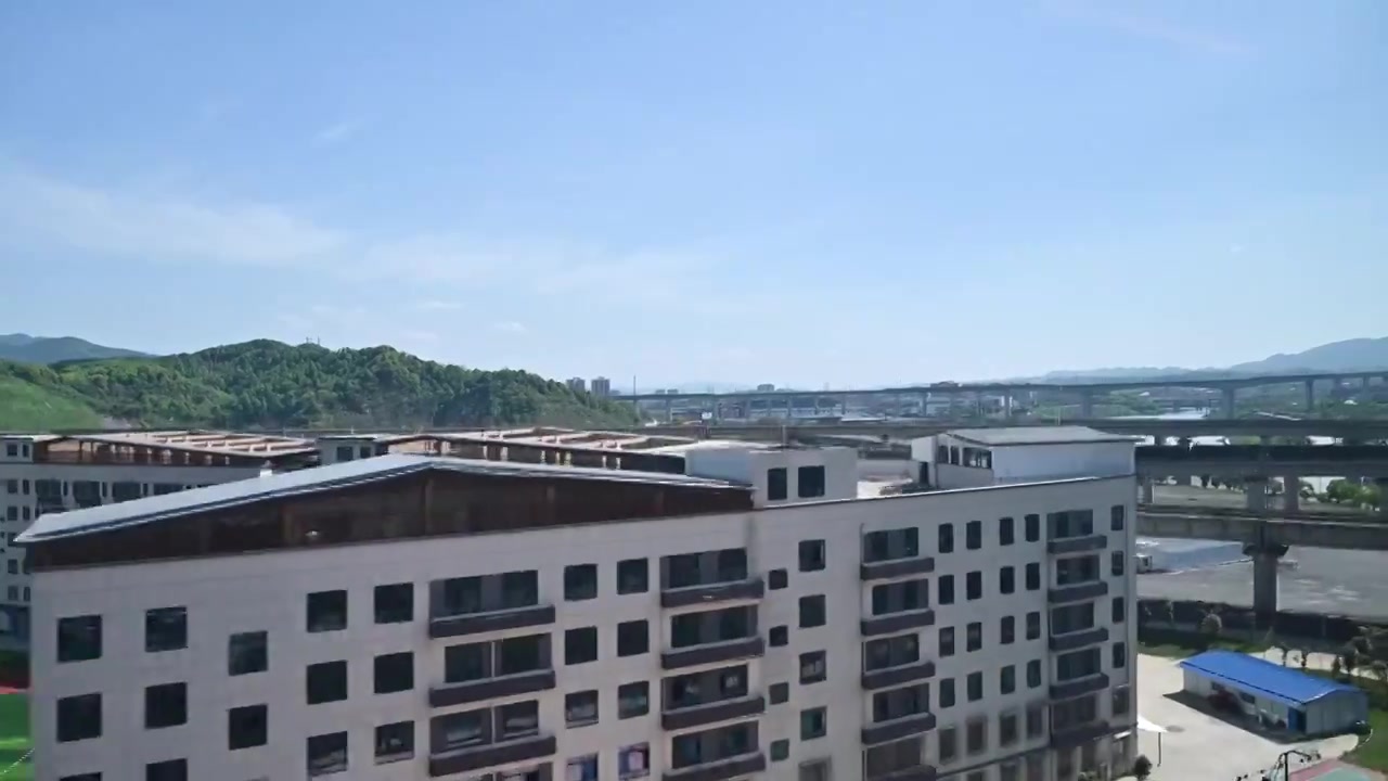 高铁动车旅途中的风光视频素材画面3