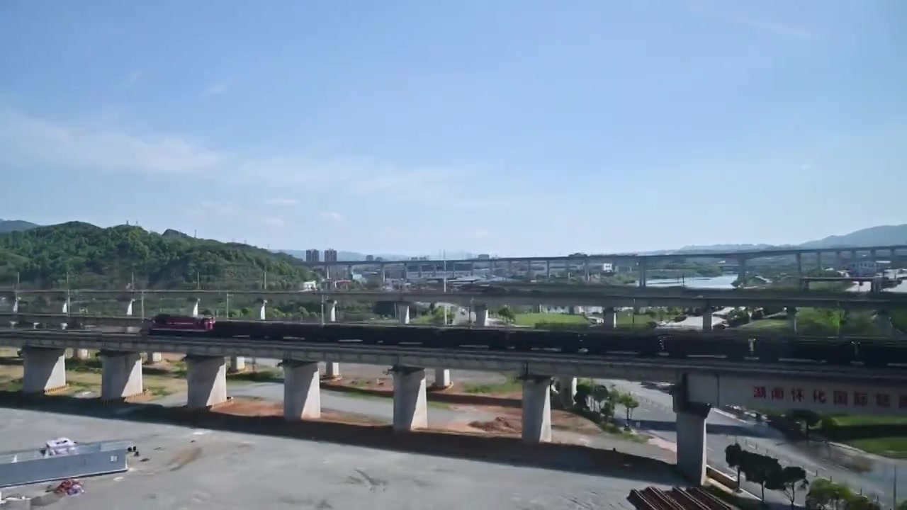 高铁动车旅途中的风光视频素材画面4