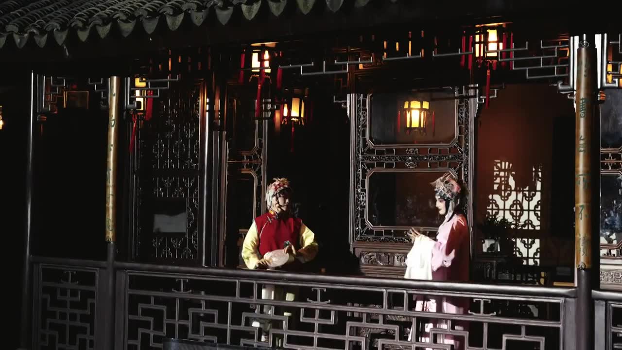 中国传统非遗戏曲昆剧牡丹亭游园惊梦，苏州网师园夜游项目视频素材画面1